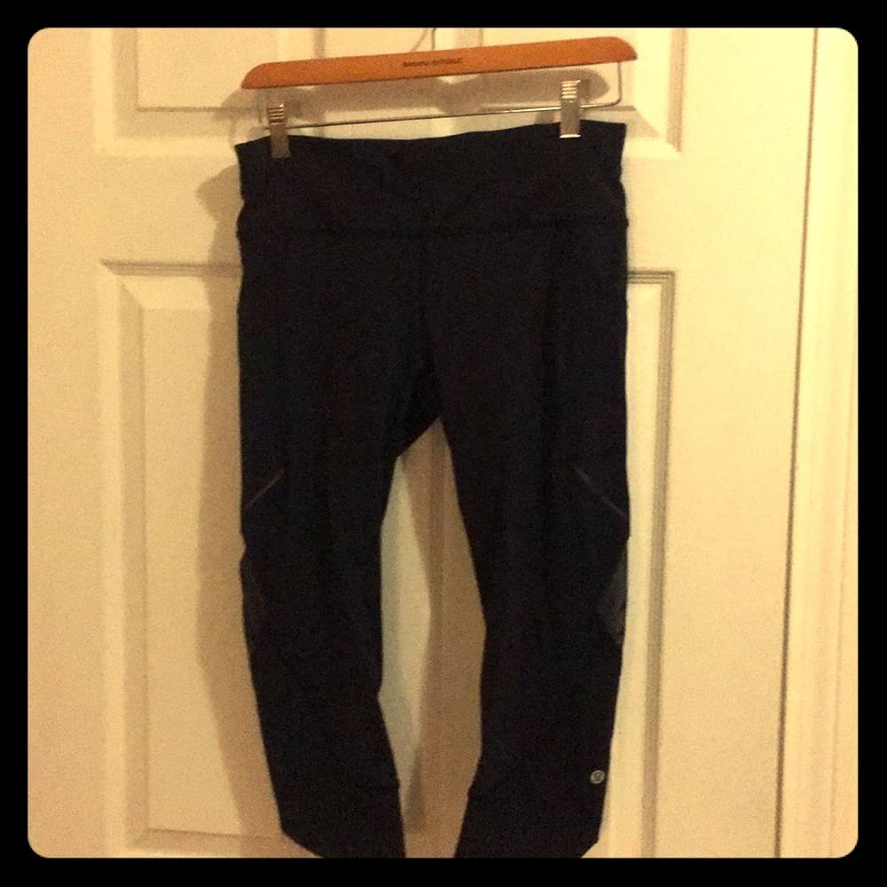 Lululemon navy crops